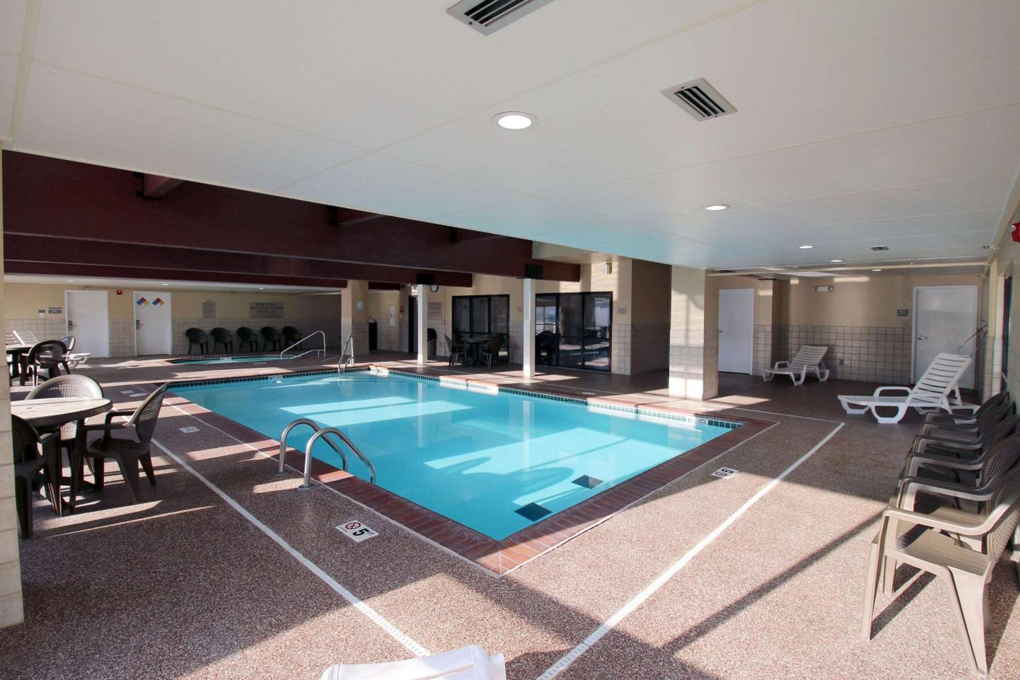Country Inn & Suites By Radisson, Council Bluffs, Ia Bagian luar foto